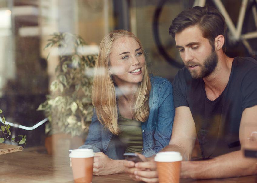 Egy nő és egy férfi randizik egy kávézóban.