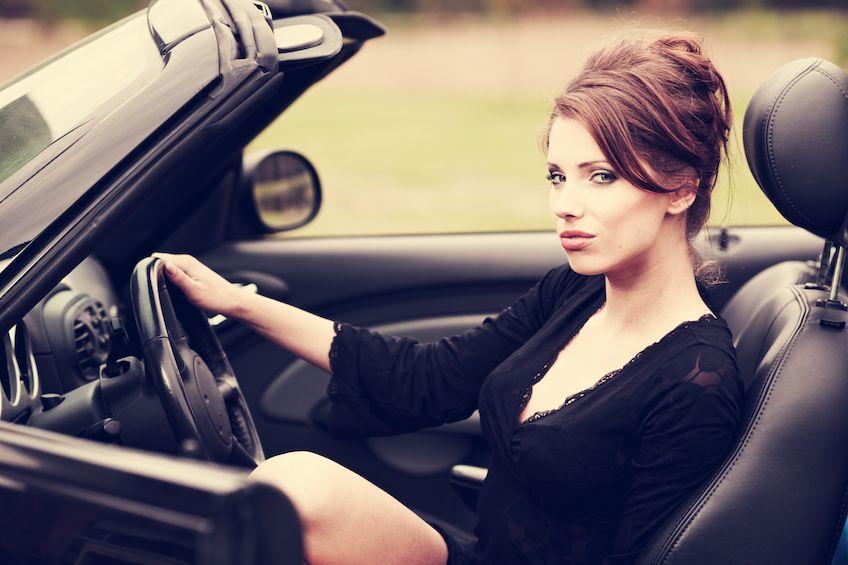 Csábító nő kinéz egy autóból